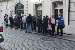 La foule se presse à l'entrée du cinéma Ponrepo (Prague), le 15 octobre 2016. 